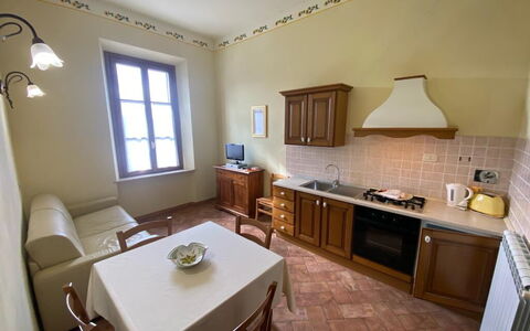 Bazzani Apartments In Siena: Möbel, Eigentum, Tabelle, Fenster, Holz, Cabinetry, Stuhl, Interior Design, Gebäude, Zimmerpflanze
