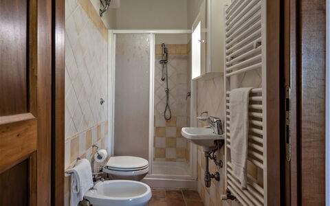 Bazzani Apartments In Siena: Braun, Armatur, Sinken, Eigentum, Zapfhahn, Badezimmer, Bad Sink, Lila, Holz