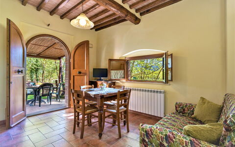 Bazzani Apartments In Siena: Möbel, Tabelle, Couch, Holz, Interior Design, Stuhl, Gebäude, Zimmerpflanze, Fussboden, Flooring