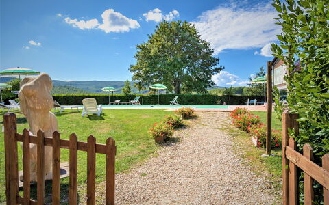Bazzani Apartments In Siena: Wolke, Himmel, Pflanze, Natur, Natürliche Landschaft, Zaun, Baum, Grundstueck, Holz, Gras