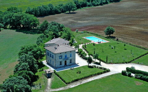 Bazzani Apartments In Siena: Pflanze, Eigentum, Gebäude, Grün, Natürliche Landschaft, Grundstueck, Urban Design, Gras, Haus, Baum