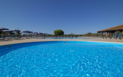 Follonica 250: Schwimmbad, Wasser, Resort, Freizeit, Eigentum, \Stadt, Urlaub, Himmel, Freizeitzentrum, Azurblau