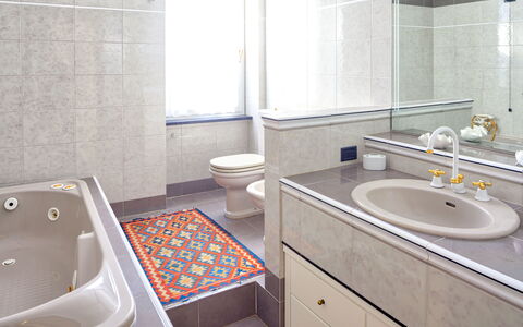 Villa Helvezia - Levanto: Badezimmer, Eigentum, Zimmer, Fliese, Zapfhahn, Fussboden, Interior Design, Badewanne, Sinken, Grundeigentum