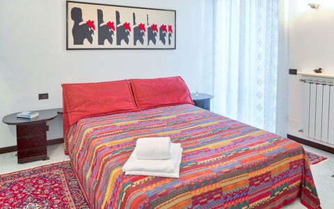 Villa Helvezia - Levanto: Schlafzimmer, Bett, Bettdecke, Bedding, Möbel, Zimmer, Bettrahmen, Rot, Eigentum, Fussboden