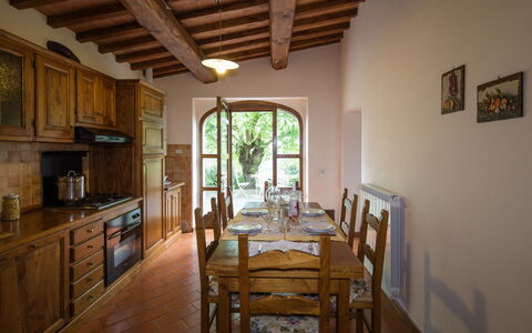 Villa Le Capanne: Eigentum, Zimmer, Gebäude, Decke, Möbel, Interior Design, Haus, Fussboden, Grundeigentum, Esszimmer