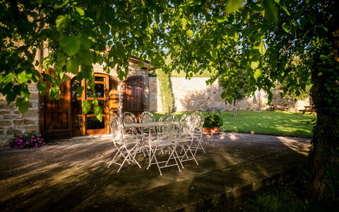 Villa Le Capanne: Natur, Licht, Grün, Baum, Sonnenlicht, Gras, Beleuchtung, Morgen, Himmel, Haus