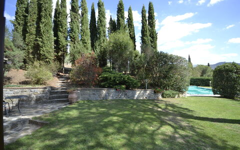 Casale Valentina: Baum, Eigentum, Gras, Natürliche Landschaft, Biome, Pflanze, Gehölz, Rasen, Landscaping, Garten