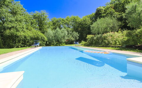Villa Gioiosa: Blau, Schwimmbad, Wasser, Schatten, Garten, Resort, Landscaping, Water Feature, Eco Hotel, Hinterhof