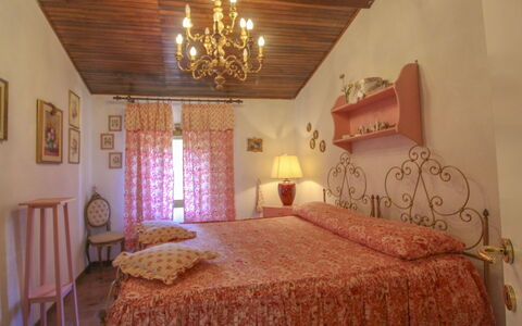 Villa Gioiosa: Möbel, Wand, Bett, Schlafzimmer, Interior Design, Linens, Bettdecke, Bedding, Textil, Decke