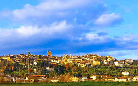 Villa Gioiosa: Blau, Daytime, Horizont, Stadt, Wohngebiet, Nachbarschaft, Sommer, Landschaft, Haus, Zuhause
