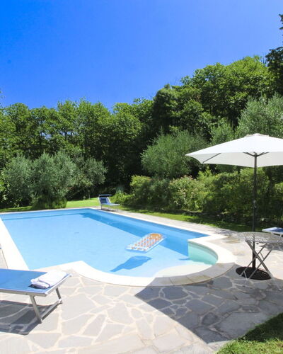 Villa Gioiosa: Schwimmbad, Gartenmöbel, Garten, Schatten, Resort, Hinterhof, Eco Hotel, Landscaping, Stuhl, Water Feature