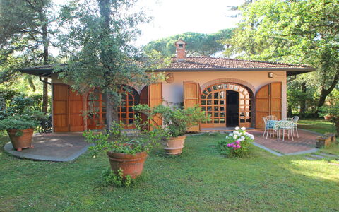 Residenza Marechiaro: Pflanze, Eigentum, Gebäude, Fenster, Blumentopf, Tür, Blume, Baum, Haus, Himmel