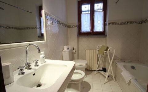 Residenza Marechiaro: Spiegel, Zapfhahn, Sinken, Eigentum, Armatur, Bad Sink, Fenster, Badezimmer, Interior Design