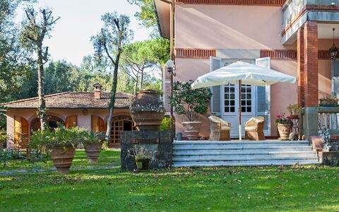 Residenza Marechiaro: Pflanze, Eigentum, Himmel, Baum, Schatten, Grundstueck, Freizeit, Gras, Landschaft, Hütte