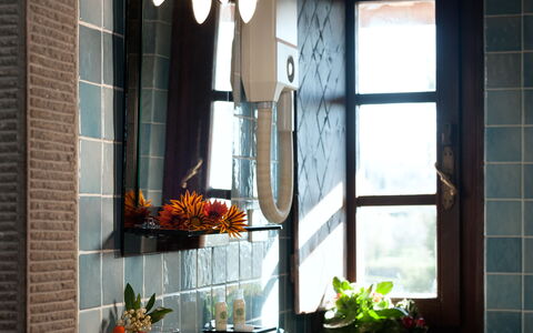 Fattoria Fronzano: Eigentum, Gebäude, Fenster, Armatur, Weiss, Pflanze, Interior Design, Badezimmer, Beleuchtung