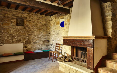 Agriturismo Cincinelli: Feuerstelle, Kamin, Eigentum, Zimmer, Gebäude, Steinofen, Haus, Interior Design, Wohnzimmer