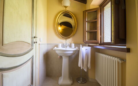 Villa Il Sasso: Eigentum, Zimmer, Badezimmer, Toilette, Armatur, Interior Design, Die Architektur, Grundeigentum, Gebäude, Bad Zubehör