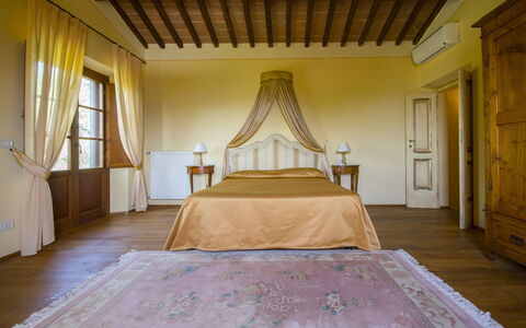 Villa Il Sasso: Schlafzimmer, Zimmer, Eigentum, Bett, Möbel, Gelb, Bettdecke, Interior Design, Decke, Haus
