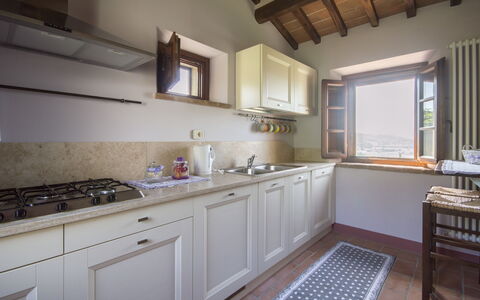 Villa Il Sasso: Eigentum, Zimmer, Möbel, Countertop, Gebäude, Küche, Cabinetry, Interior Design, Haus, Fussboden