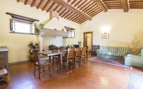 Villa Il Sasso: Eigentum, Gebäude, Zimmer, Decke, Grundeigentum, Haus, Möbel, Fussboden, Interior Design, Zuhause