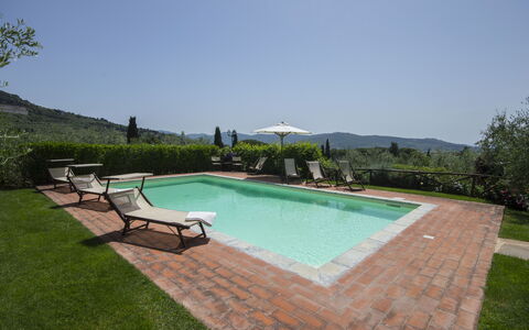 Villa Il Sasso: Schwimmbad, Eigentum, Gras, Hinterhof, Estate, Grundeigentum, Haus, Freizeit, Sonnenliege, Garten
