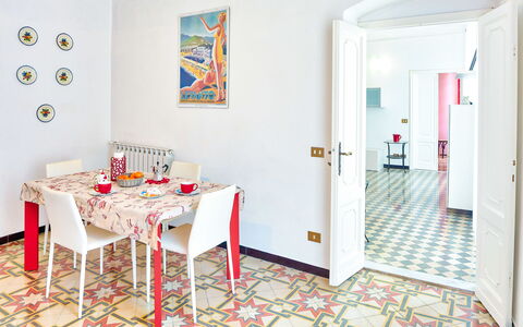 Via Dante Vacanze - Levanto: Zimmer, Eigentum, Möbel, Interior Design, Fussboden, Esszimmer, Gebäude, Wand, Fliese, Haus