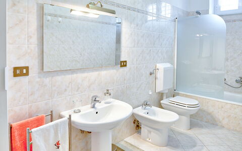 Via Dante Vacanze - Levanto: Badezimmer, Eigentum, Zimmer, Fliese, Zapfhahn, Interior Design, Wand, Fussboden, Die Architektur, Armatur
