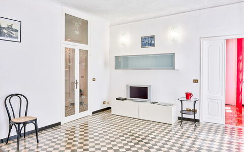 Via Dante Vacanze - Levanto: Zimmer, Eigentum, Möbel, Wohnzimmer, Fussboden, Interior Design, Gebäude, Fliese, Haus, Wand
