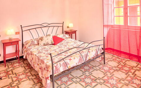 Via Dante Vacanze - Levanto: Schlafzimmer, Bett, Möbel, Zimmer, Bettdecke, Rosa, Bettrahmen, Eigentum, Interior Design, Bedding
