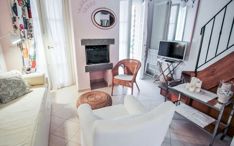 Pignone 150: Eigentum, Zimmer, Interior Design, Wohnzimmer, Möbel, Gebäude, Haus, Fussboden, Vorhang, Tabelle