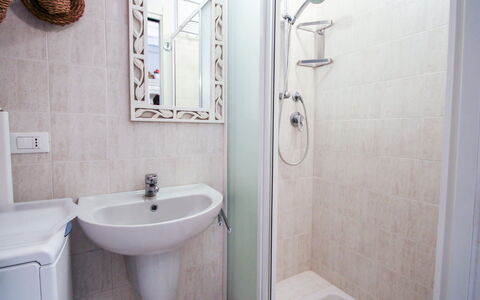 Pignone 150: Badezimmer, Eigentum, Zimmer, Armatur, Zapfhahn, Wand, Bad Zubehör, Fliese, Interior Design, Die Architektur