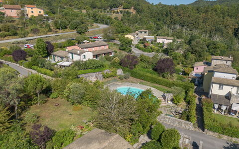 Pignone 150: Baum, Vegetation, Wohngebiet, Landschaft, Haus, Ländliches Gebiet, Grundstueck, Menschliche Siedlung, Dorf