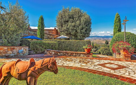 Villa Di Cinzia: Pferd, Baum, Himmel, Gras, Botanik, Landschaft, Bildschirmfoto, Grundeigentum, Frühling, Ländliches Gebiet