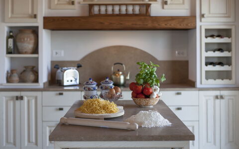 Villa Di Cinzia: Countertop, Küche, Zimmer, Möbel, Cabinetry, Eigentum, Zuhause, Interior Design, Regal, Cuisine Classique