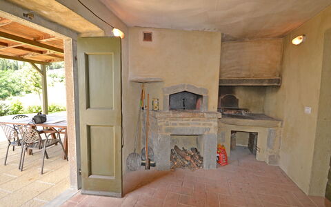 Villa Il Palazzone: Eigentum, Zimmer, Feuerstelle, Gebäude, Kamin, Fussboden, Estate, Haus, Interior Design, Zuhause