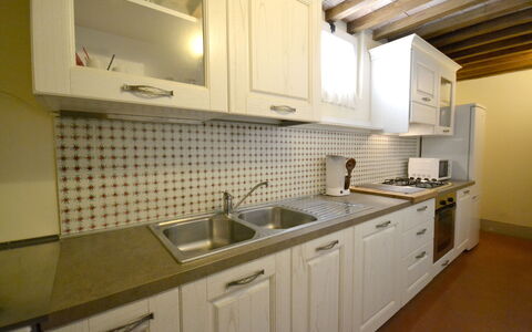 Villa Il Palazzone: Eigentum, Zimmer, Countertop, Cabinetry, Küche, Möbel, Sinken, Interior Design, Gebäude, Haus