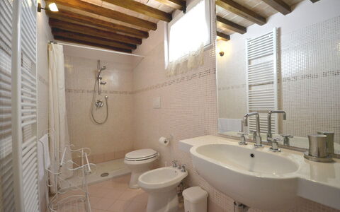Villa Il Palazzone: Badezimmer, Eigentum, Zimmer, Interior Design, Gebäude, Die Architektur, Grundeigentum, Fliese, Armatur, Haus