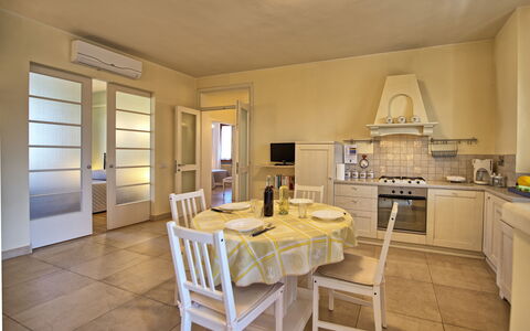 Casa Rossa: Möbel, Eigentum, Cabinetry, Tabelle, Countertop, Holz, Küche, Interior Design, Küchengerät, Flooring