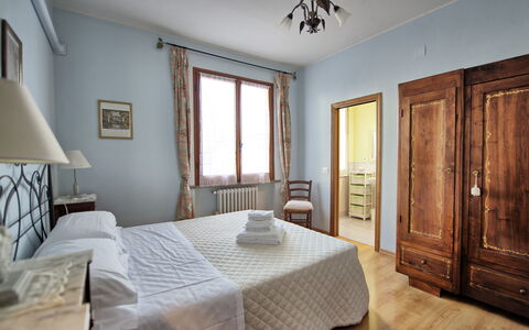 Casa Rossa: Bett, Möbel, Interior Design, Schlafzimmer, Wand, Bedding, Bettdecke, Flooring, Fussboden, Holz