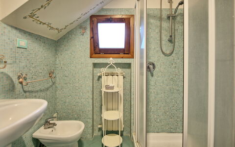 Casa Rossa: Spiegel, Zapfhahn, Eigentum, Sinken, Armatur, Bad Sink, Lila, Gebäude, Badezimmer, Interior Design