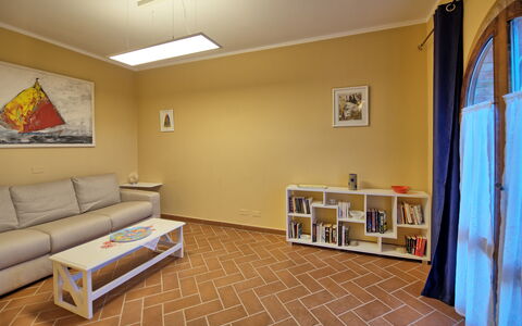 Casa Rossa: Eigentum, Bilderrahmen, Holz, Couch, Interior Design, Flooring, Fussboden, Studio Couch, Wohnzimmer, Grundeigentum