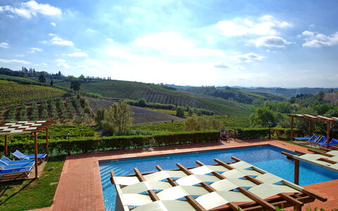 Casa Rossa: Himmel, Wolke, Wasser, Pflanze, Schwimmbad, Blau, Baum, Natürliche Landschaft, Gartenmöbel, Eco Hotel