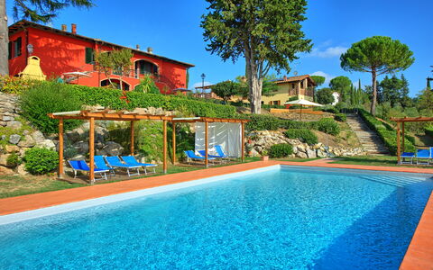 Casa Rossa: Wasser, Gebäude, Pflanze, Himmel, Eigentum, Schwimmbad, Baum, Azurblau, Natur, Blau