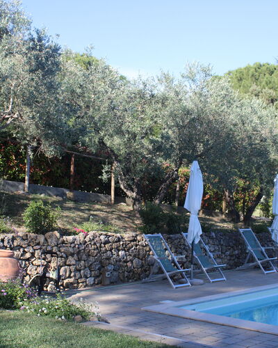 Gli Appartamenti Di Manuela: Schwimmbad, Schatten, Resort, Hinterhof, Hazienda, Landscaping, Eco Hotel, Villa, Gartenmöbel, Bauernhaus