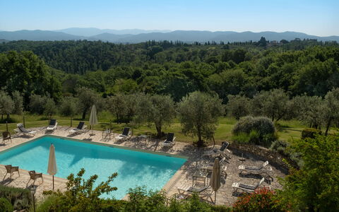 Pozzo Dei Desideri: Wasser, Pflanze, Wasservorräte, Himmel, Pflanzengemeinschaft, Natürliche Landschaft, Baum, Vegetation, Schwimmbad, Berg