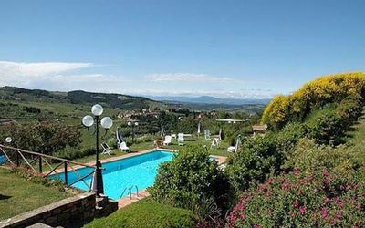Montegonzi: Eigentum, Natürliche Landschaft, Schwimmbad, Grundeigentum, Urlaub, Haus, Berg, Himmel, Estate, Villa
