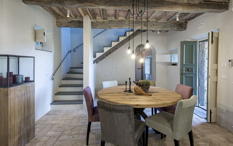 Tenuta Pomona: Esszimmer, Zimmer, Eigentum, Decke, Gebäude, Interior Design, Fussboden, Möbel, Holzboden, Haus