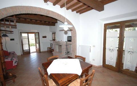 Poderino: Eigentum, Zimmer, Gebäude, Haus, Decke, Fussboden, Grundeigentum, Möbel, Interior Design, Villa
