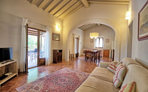 Cuccardino: Bilderrahmen, Möbel, Stuhl, Holz, Interior Design, Fussboden, Flooring, Couch, Wohnzimmer, Fernsehen