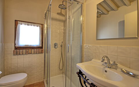 Cuccardino: Spiegel, Zapfhahn, Armatur, Sinken, Eigentum, Bad Sink, Gebäude, Badezimmer, Beleuchtung, Interior Design